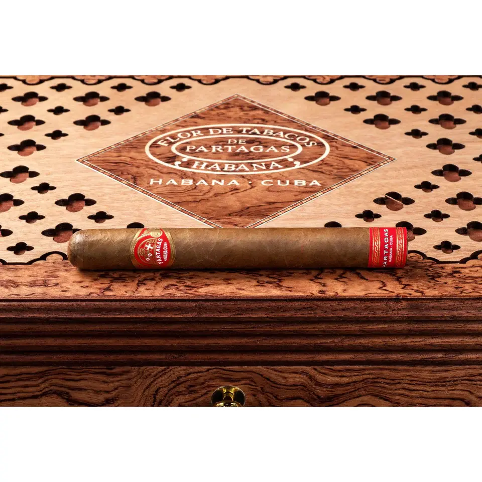Partagas_Tropicales_Humidor_175_Aniversario_Cigar_3_960x_crop_center.webp